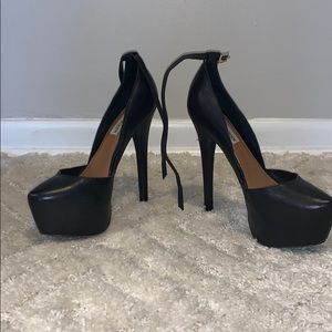 Steve Madden black platform pumps
